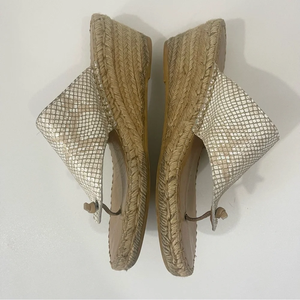 Andre Assous Annette Demi Wedge Metallic Snake Print Thing Sandal Size 40/Size 9